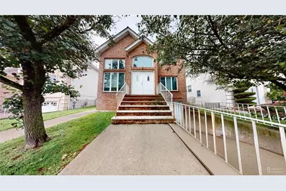 64 Greenway Drive, New York City, NY 10301 - Photo 1