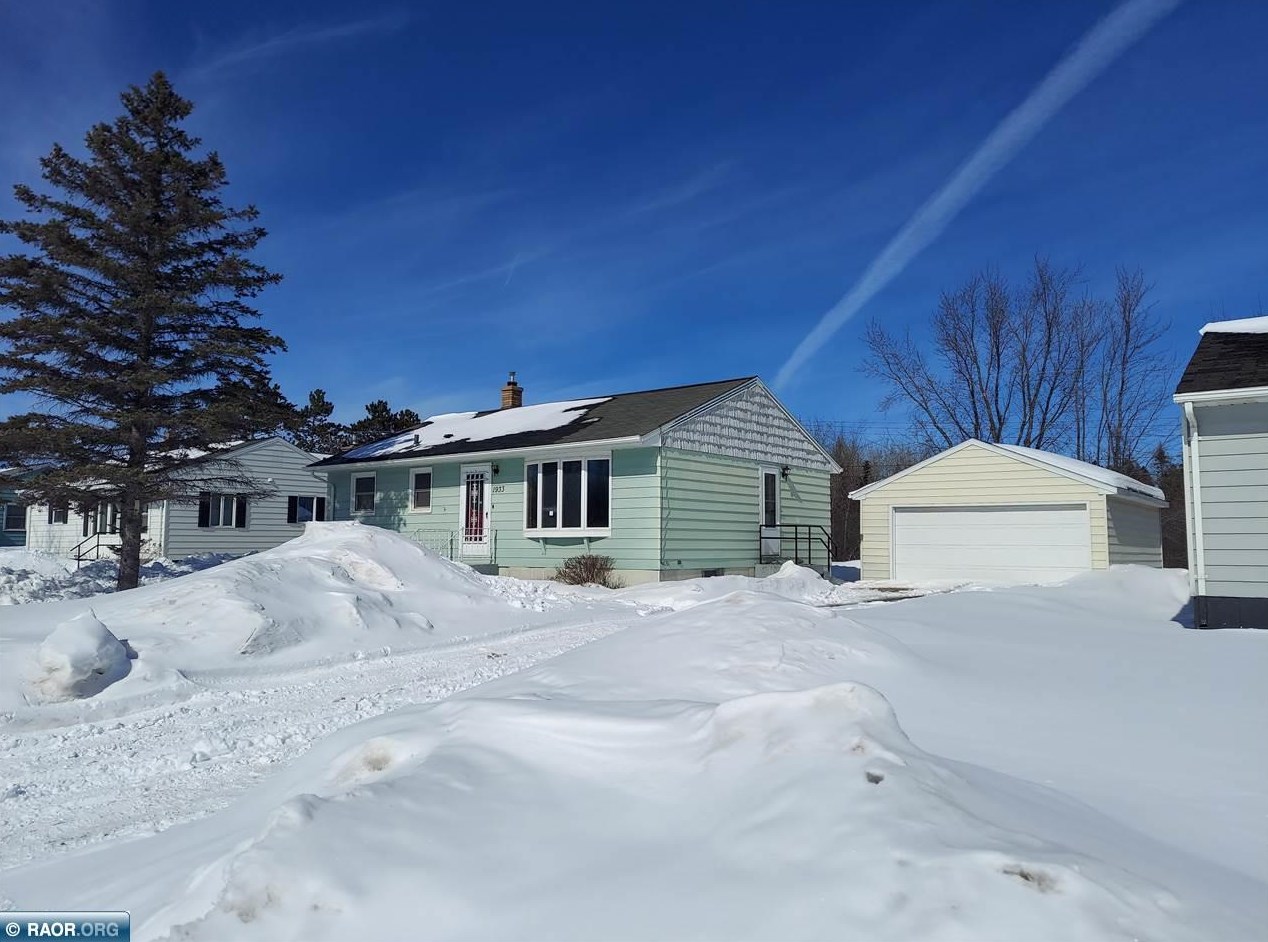 1933 E 31st St, Hibbing, MN 55746