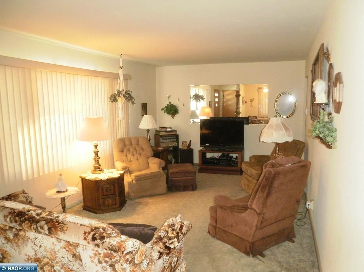 217 E 42nd St, Hibbing, MN 55746