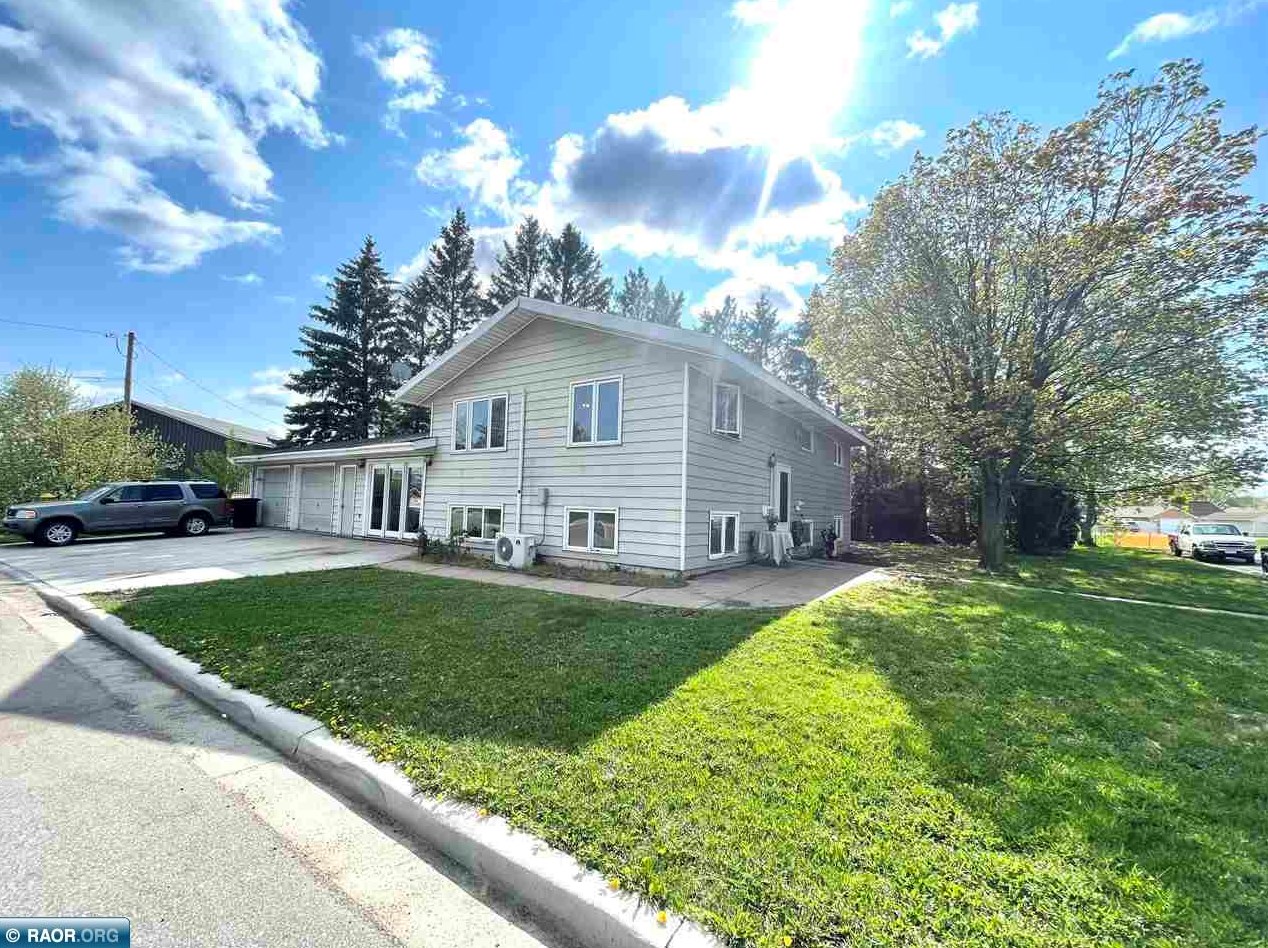 1002 S 11th St, Virginia, MN 55792
