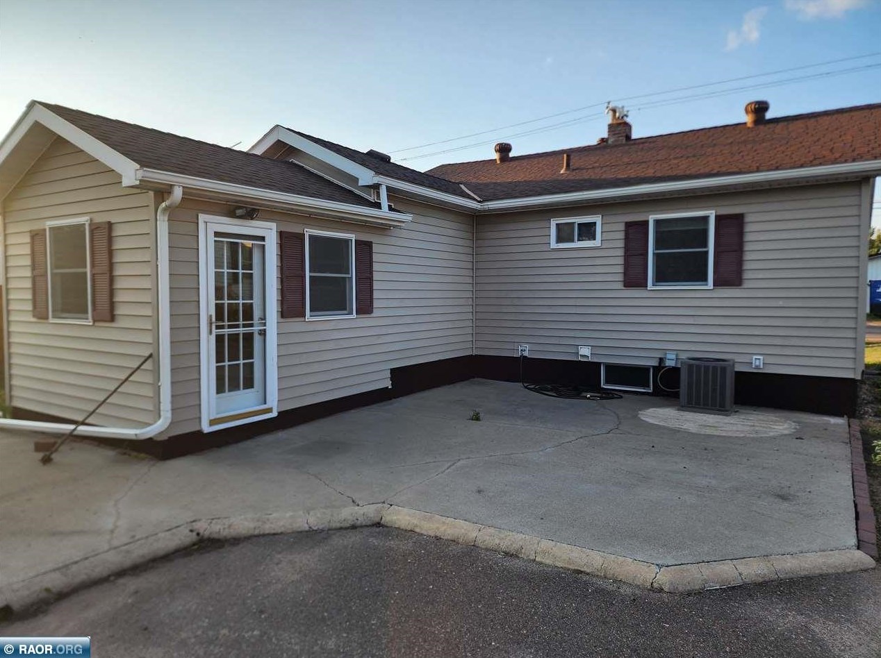 118 E 45th St, Hibbing, MN 55746