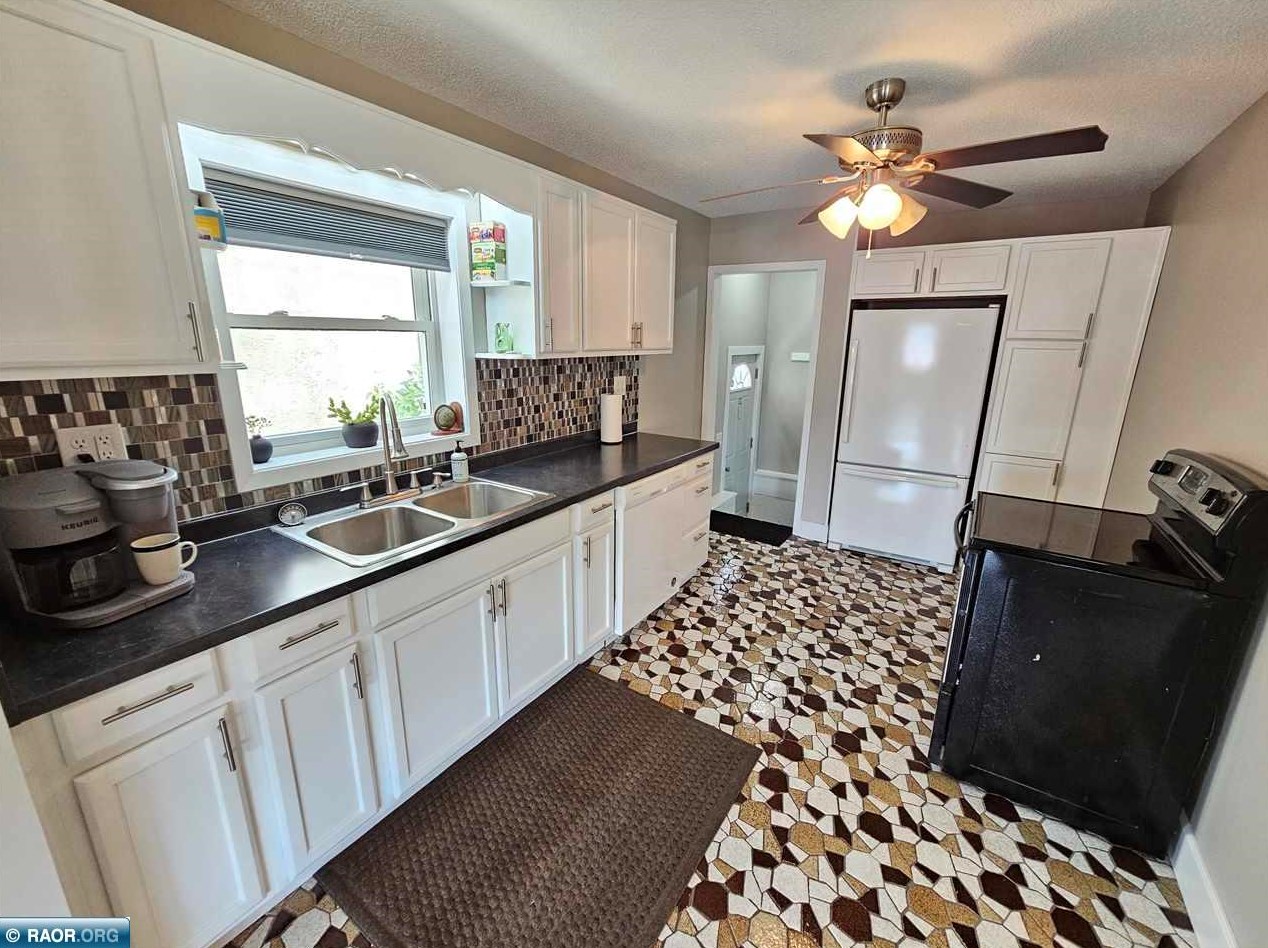 302 1st St, Chisholm MN  55719-1709 exterior