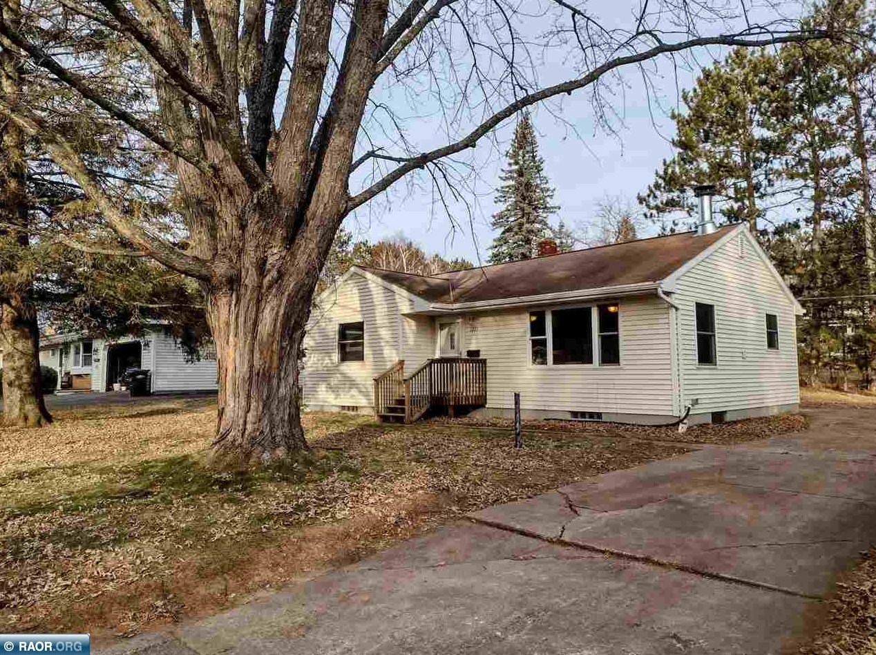 1221 Dewey Ave, Scanlon, MN 55720
