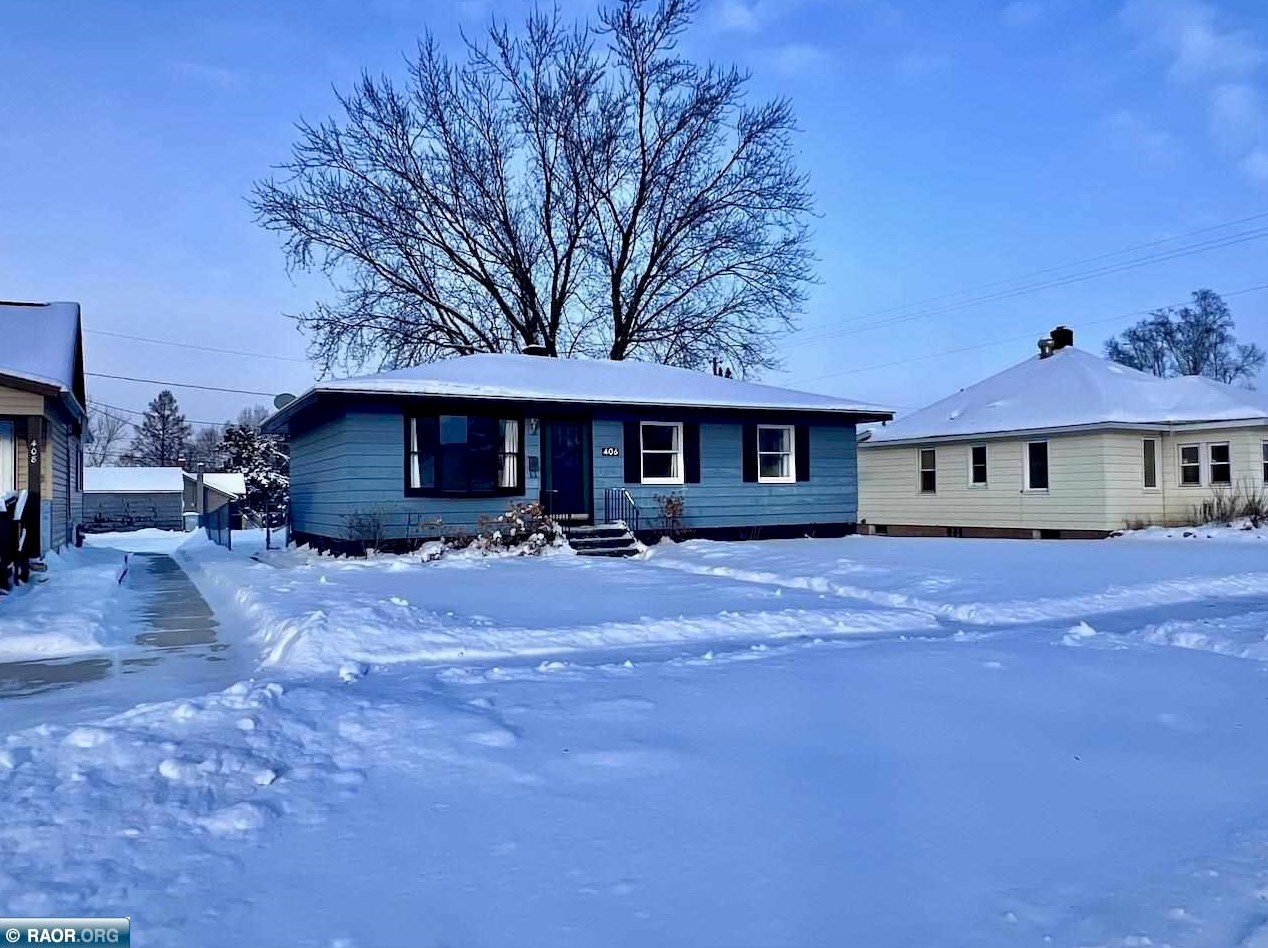406 11th St, Chisholm, MN 55719-1120