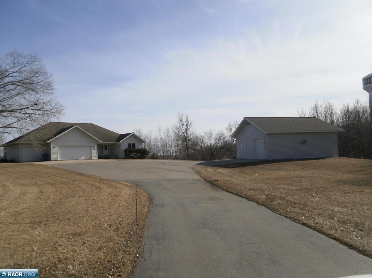 535 Highland Dr, Hibbing, MN 55746