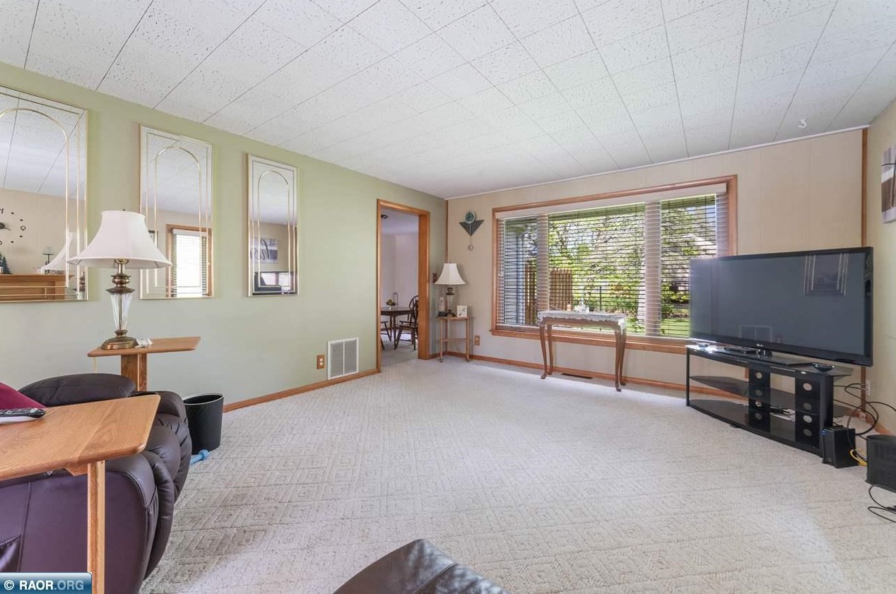524 Basswood Ave, Duluth, MN 55811-5149