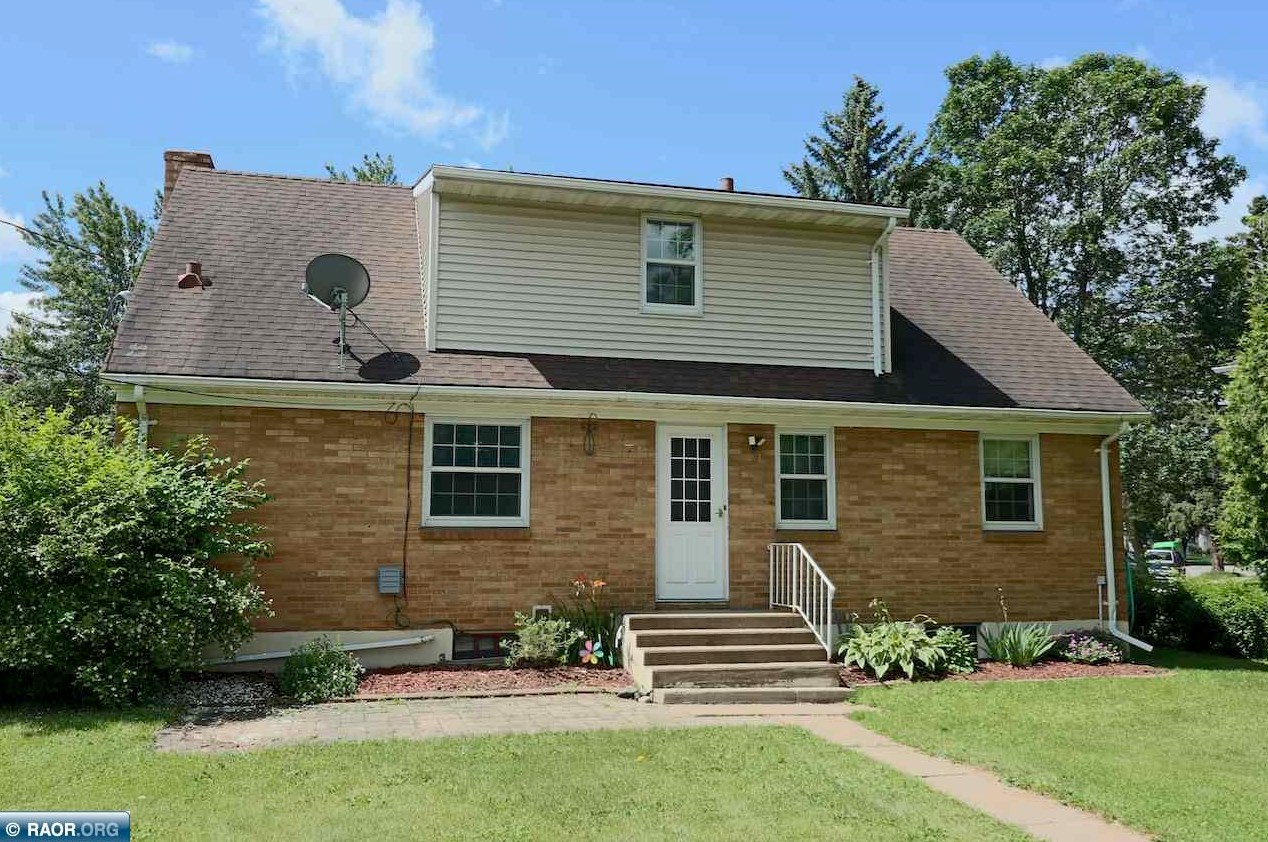 1121 S 12th St, Virginia, MN 55792