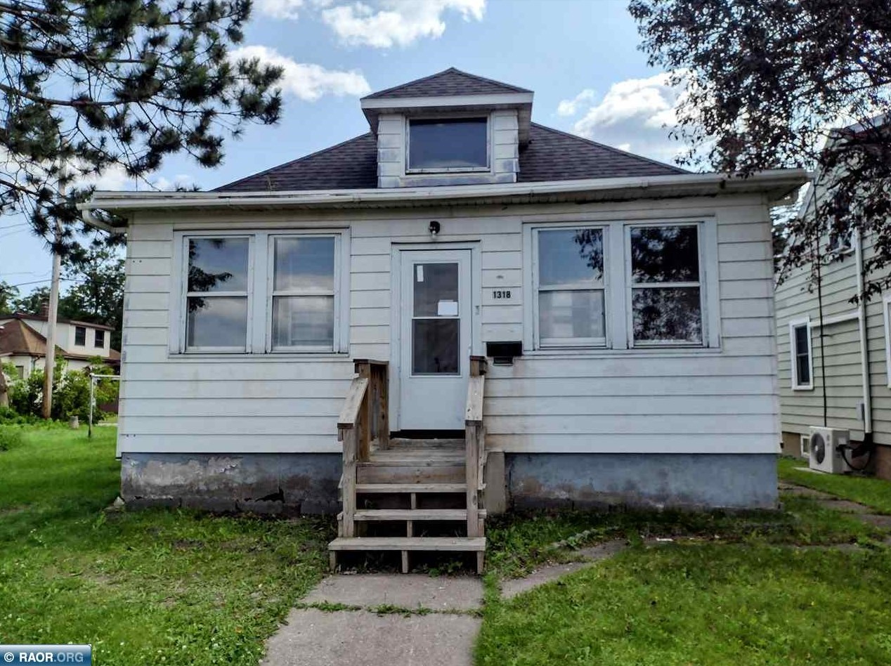 1318 S 9th St, Virginia, MN 55792