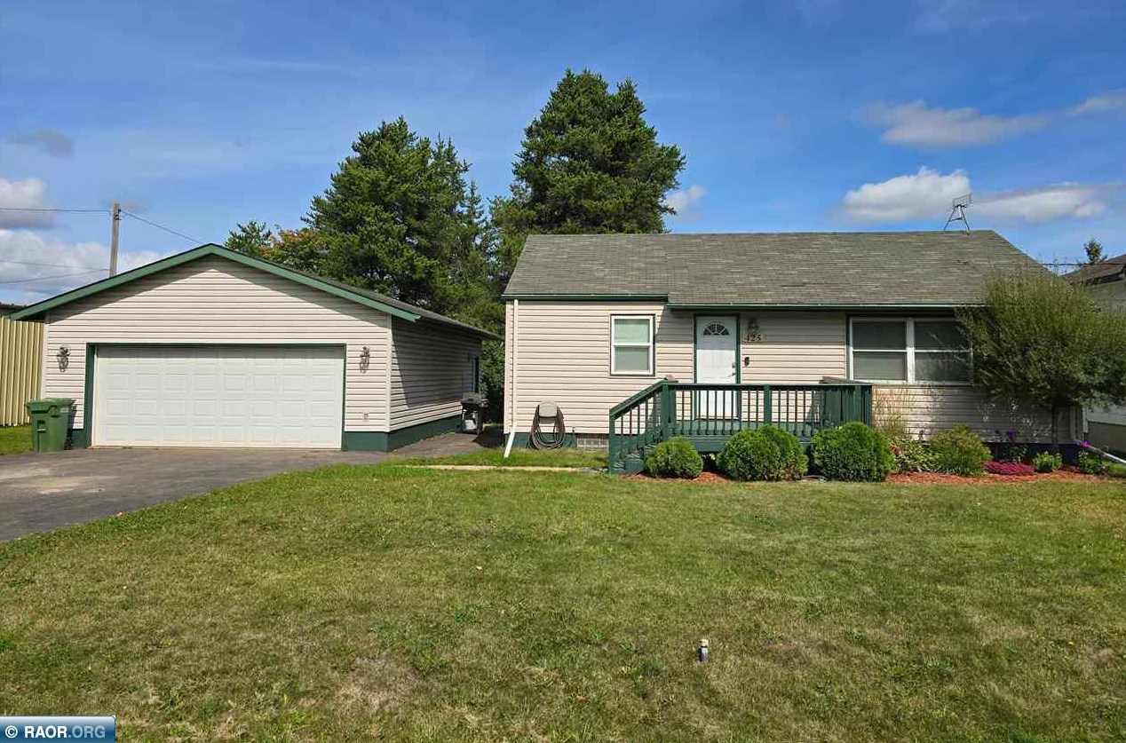 425 E 41st St, Hibbing, MN 55746