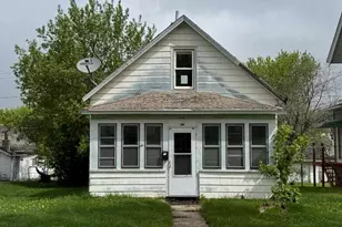 304 NW 2nd St, Chisholm, MN 55719 - Photo 1