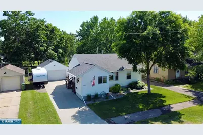 626 E 38th St, Hibbing, MN 55746 - Photo 1