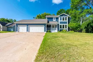 307 E Park Dr, Hibbing, MN 55746 - Photo 1