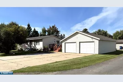 611 W 33rd St, Hibbing, MN 55746 - Photo 1