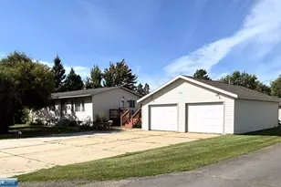 611 W 33rd St, Hibbing, MN 55746 - Photo 1