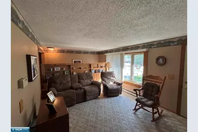 611 W 33rd St, Hibbing, MN 55746 - Photo 2