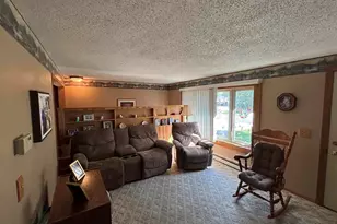 611 W 33rd St, Hibbing, MN 55746 - Photo 2