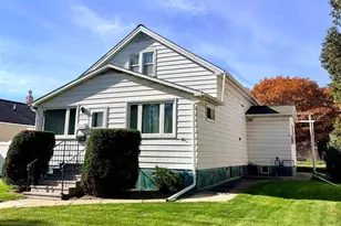 2113 E 10th Ave, Hibbing, MN 55746 - Photo 2