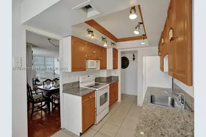 18051 Biscayne #304, Aventura, FL 33160 - Photo 14