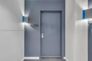 325 S Biscayne, Miami, FL 33131 - Photo 2