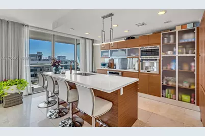5875 Collins #1704, Miami Beach, FL 33140 - Photo 10