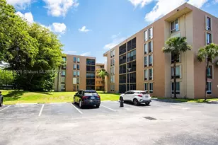 9110 Fontainebleau, Miami, FL 33172 - Photo 2