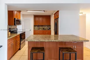9110 Fontainebleau, Miami, FL 33172 - Photo 8