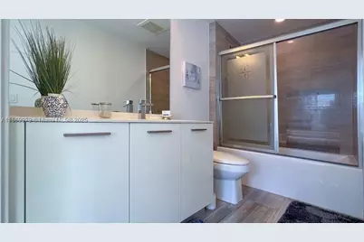 1300 Brickell Bay #3007, Miami, FL 33131 - Photo 10