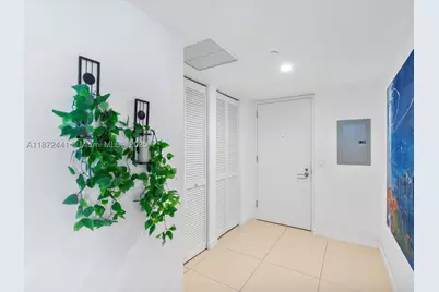 31 SE 6th #802, Miami, FL 33131 - Photo 2