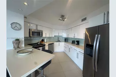 5151 Collins #923, Miami Beach, FL 33140 - Photo 4