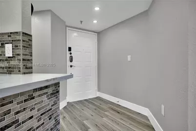 5880 Collins #403, Miami Beach, FL 33140 - Photo 6