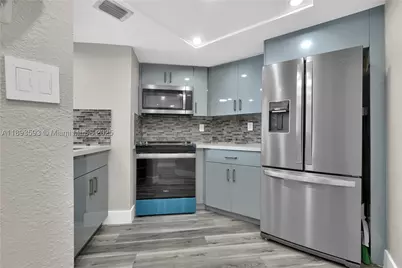 5880 Collins #403, Miami Beach, FL 33140 - Photo 8