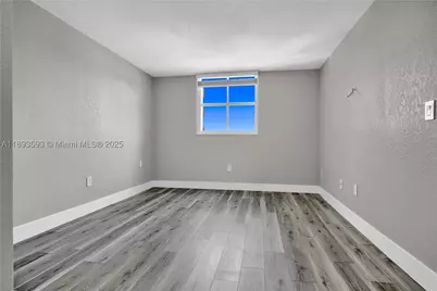 5880 Collins #403, Miami Beach, FL 33140 - Photo 12