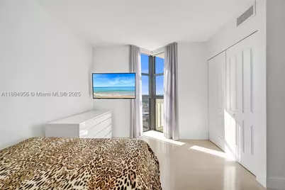 1000 E Island #1403, Aventura, FL 33160 - Photo 30