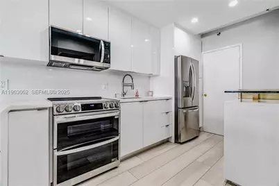100 Lincoln #323, Miami Beach, FL 33139 - Photo 16