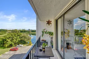 9686 Fontainebleau, Miami, FL 33172 - Photo 10