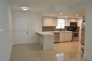 9375 Fontainebleau, Miami, FL 33172 - Photo 4
