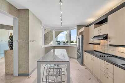 300 S Pointe #906, Miami Beach, FL 33139 - Photo 8