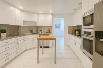 5255 Collins #5D, Miami Beach, FL 33140 - Photo 6