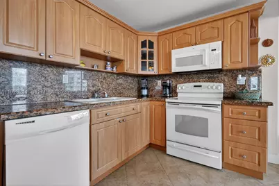 7135 Collins #1015, Miami Beach, FL 33141 - Photo 8