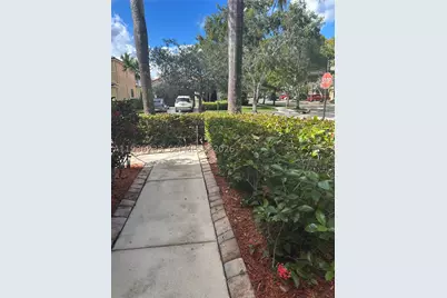 948 NW Phoenix, Weston, FL 33327 - Photo 2