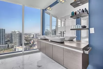 200 Biscayne Boulevard #4202, Miami, FL 33131 - Photo 16