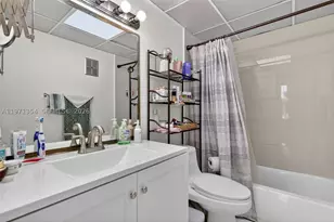9678 Fontainebleau, Miami, FL 33172 - Photo 20