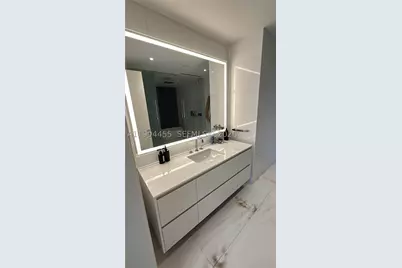 300 Biscayne Boulevard #3409W, Miami, FL 33131 - Photo 8