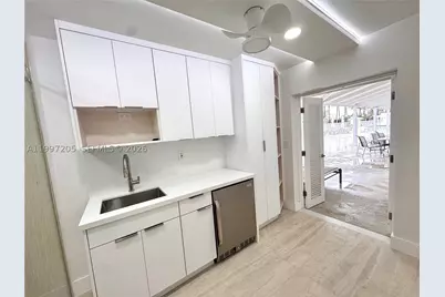 2899 Collins #6, Miami Beach, FL 33140 - Photo 2