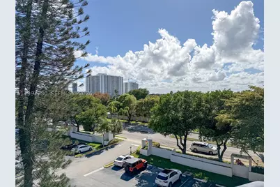 1000 Parkview #531, Hallandale Beach, FL 33009 - Photo 12