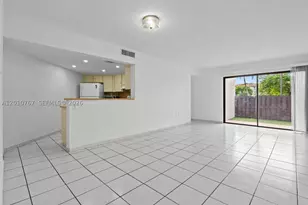 9431 Fontainebleau, Miami, FL 33172 - Photo 4