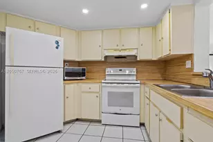 9431 Fontainebleau, Miami, FL 33172 - Photo 6