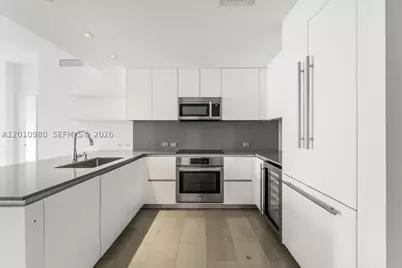 68 SE 6th #2304, Miami, FL 33131 - Photo 2