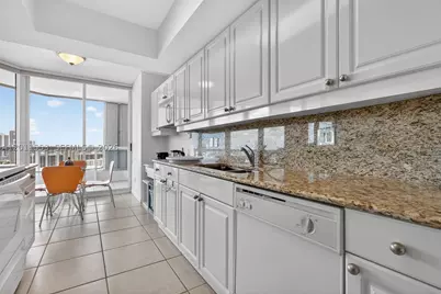 21205 Yacht Club #2409, Aventura, FL 33180 - Photo 10