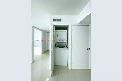 31 SE 5th #2307, Miami, FL 33131 - Photo 10